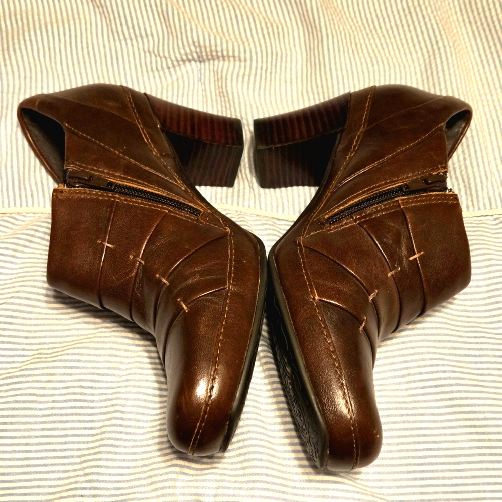 Clarks Artisan Brown Leather Pumps Heels Ankle Boots Shoes 82804 Women 8 M EUC‎